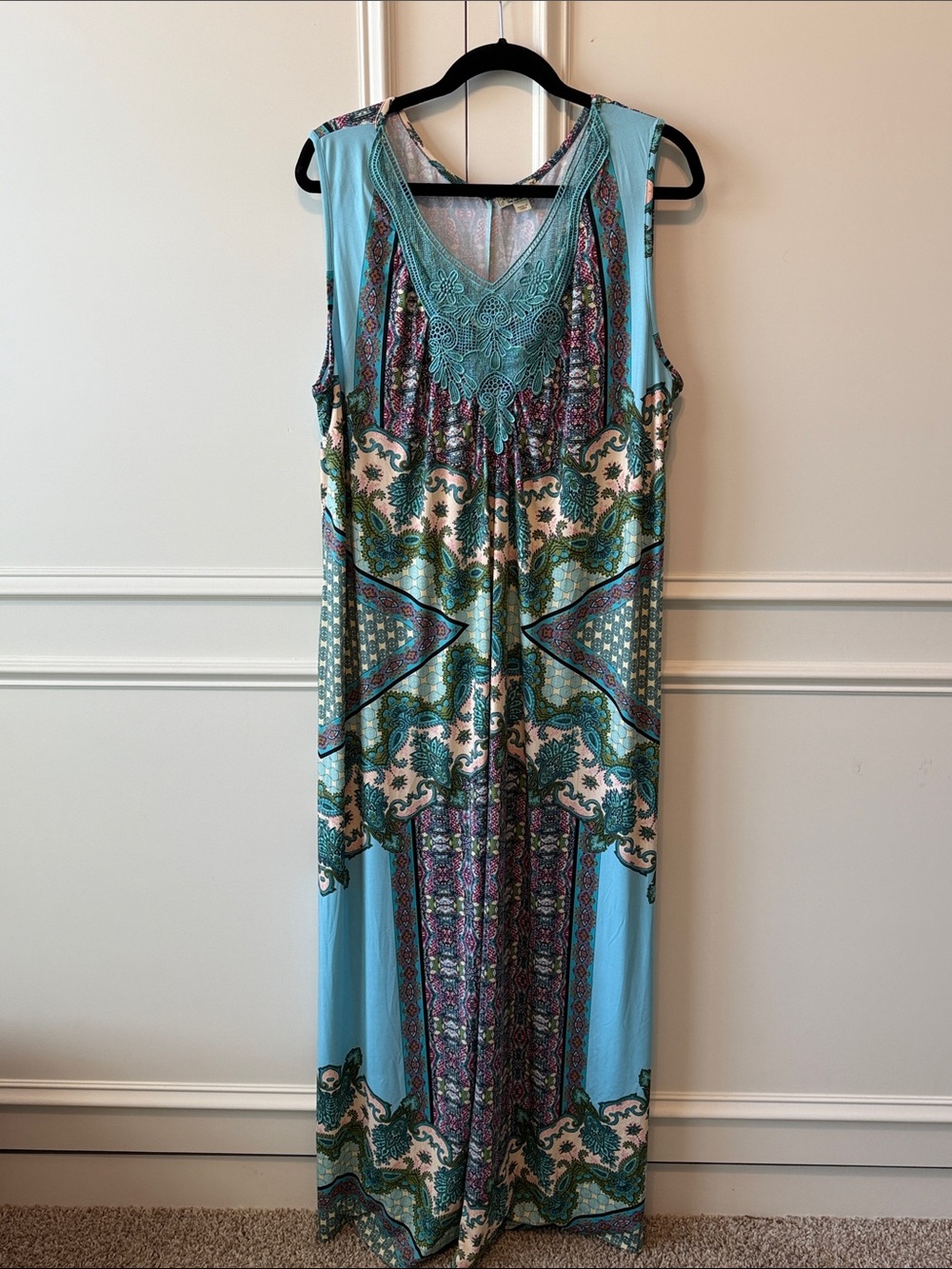 Sleeveless Teal Paisley Print Maxi Dress with Lace V-Neck